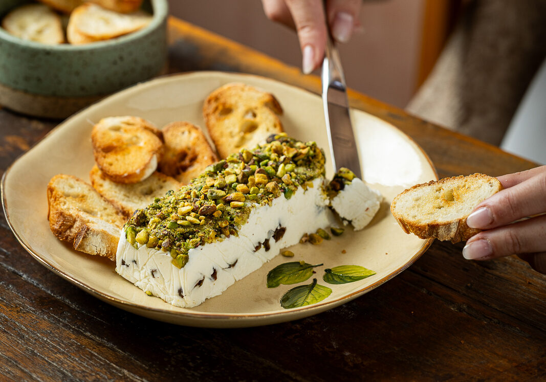 – Terrine de queijo boursin e pecorino com pistache e tâmaras